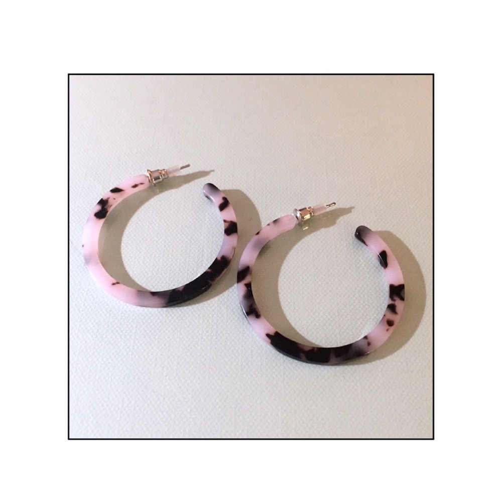 New Tortoise Pattern Hoop Earrings in Blush Tone - Picture 4 of 11